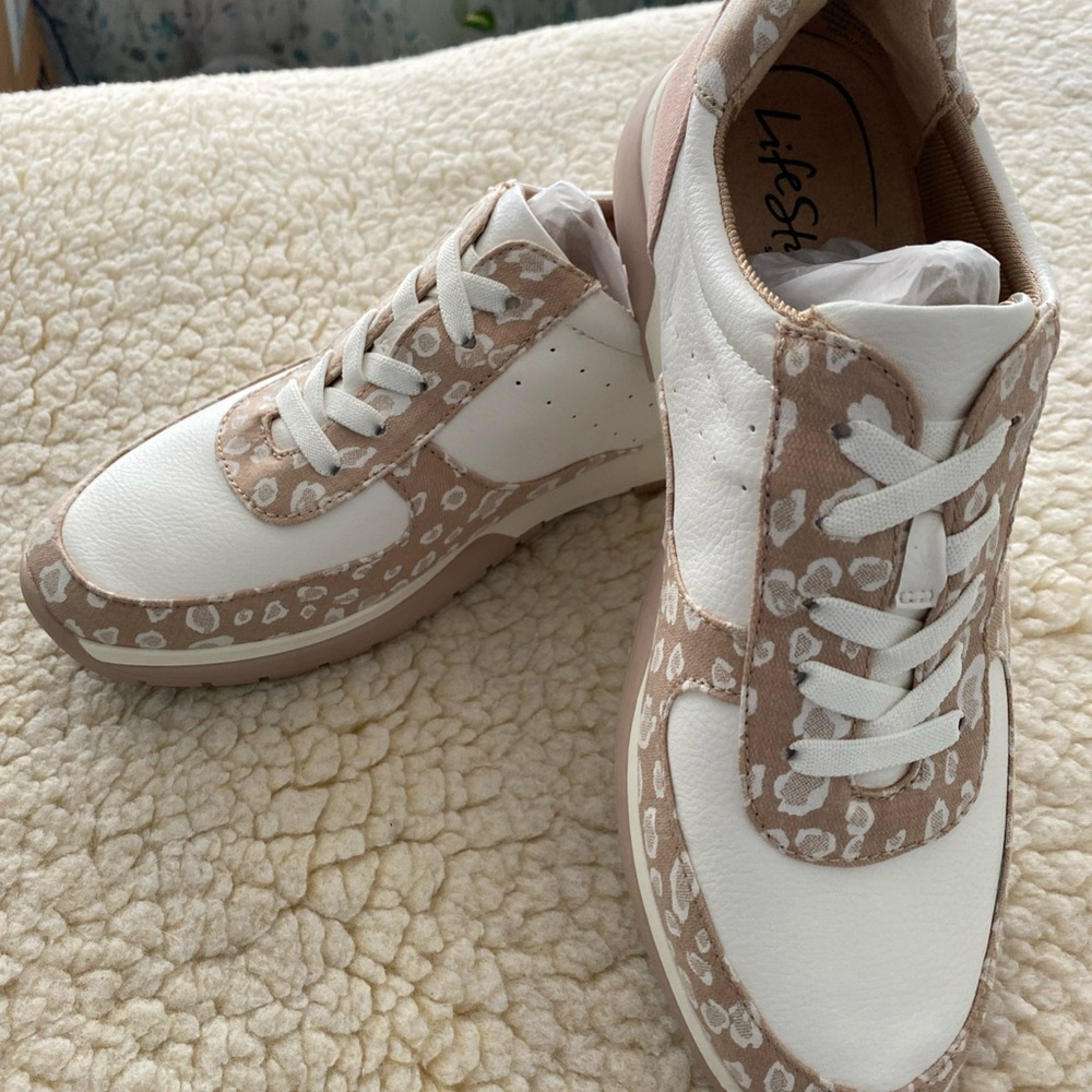Life Stride Women's White and Tan Patterned Sneakers Size 9 Wide
